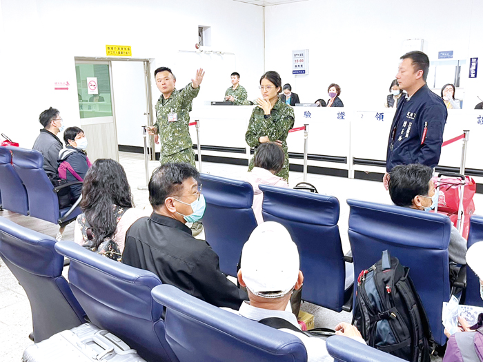 昨（1）日金門空中航運有立榮及軍機來協助疏運。（立委陳玉珍辦公室提供）