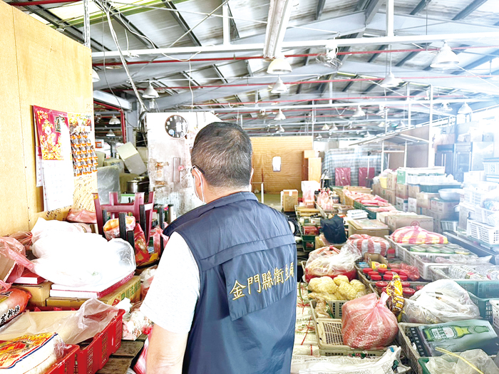 金門縣衛生局至傳統市場、超市、食品販售業抽驗清明節應景食品,保障民眾吃的安心。(衛生局提供)