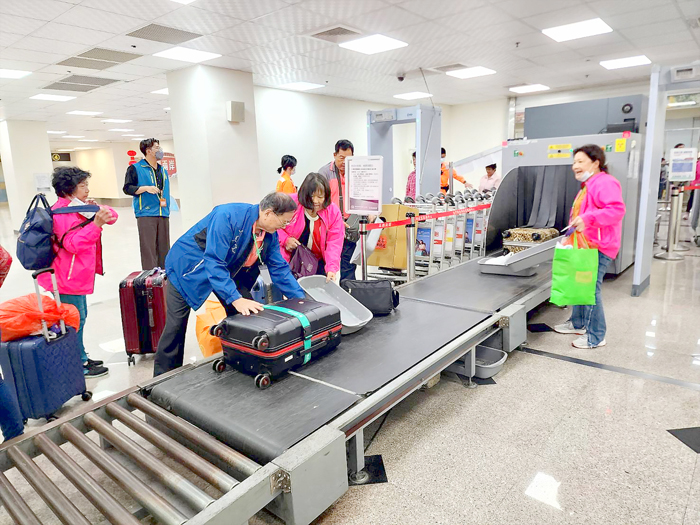 返台旅客通過檢查口,準備搭船返台。
(許峻魁攝)