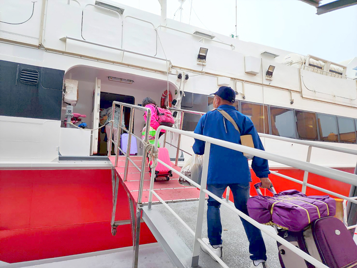 霧鎖金門,備援船雲豹號昨日載運八十位旅客返台。
(許峻魁攝)