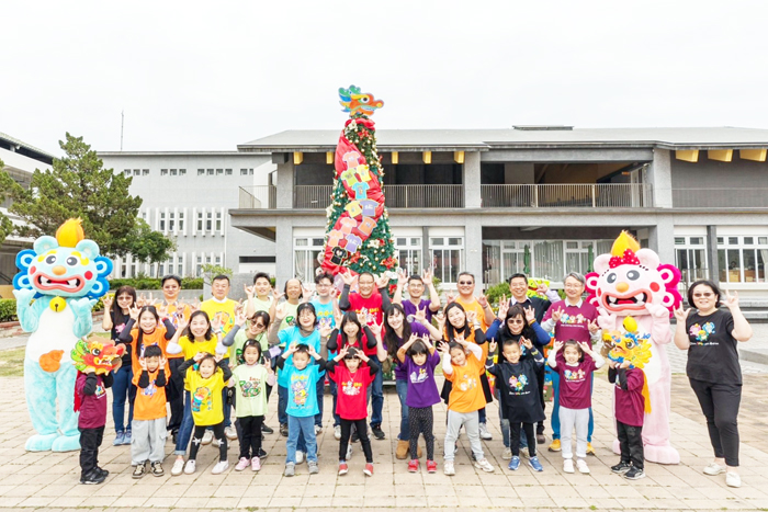 兒童節前夕，金湖國小邀請歷屆家長會會長回校，一起迎接快樂的兒童節。（湖小提供）