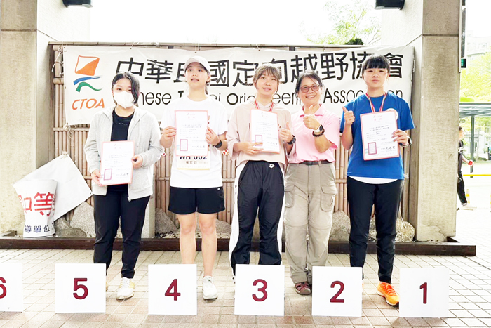 各組選手獲獎合影。
(金門縣體育會定向越野委員會提供)