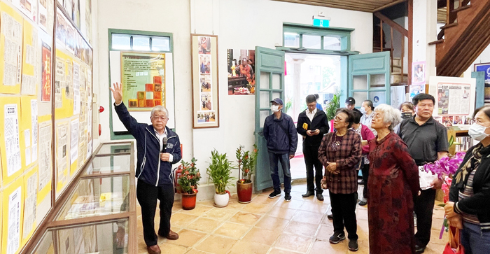 金門睿友文學館113年第2季「葉鈞培走讀金門作品展」舉行開幕式，策展人葉鈞培細數個人長期從事紀錄觀察的歷程。（陳麗妤攝）