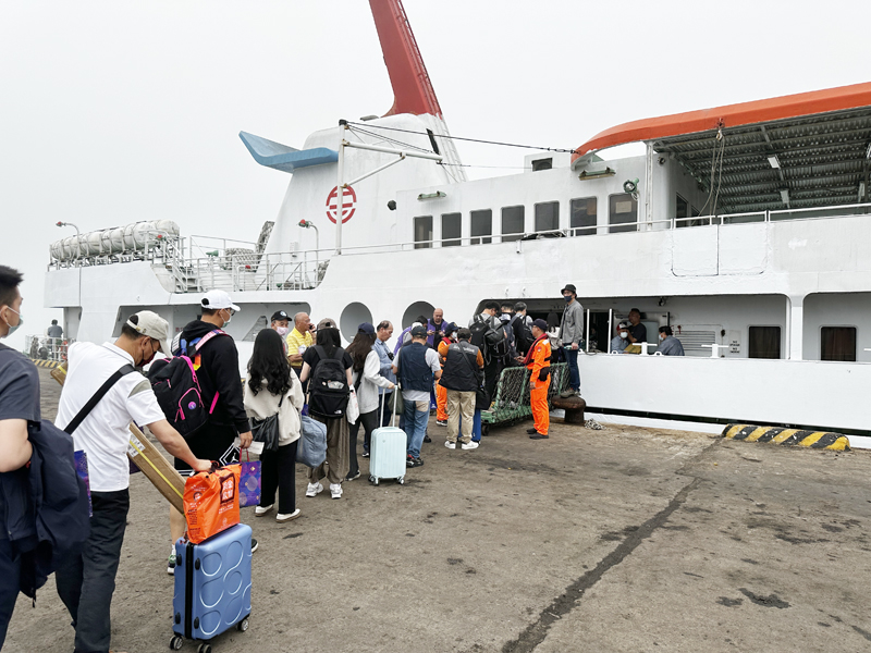 濃霧影響班機，大批旅客排隊搭「金門快輪」返回台灣。（陳冠霖攝）
