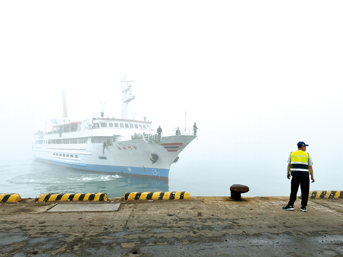 一片濃霧中，「金門快輪」在4日上午抵達料羅港。（陳冠霖攝）