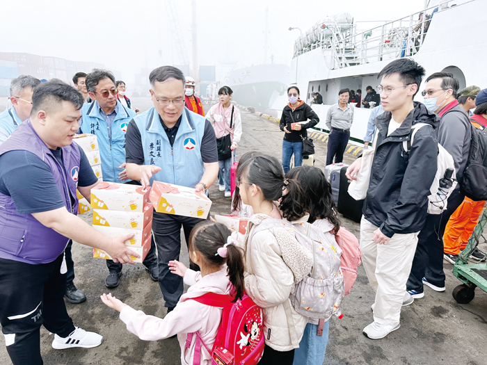 副縣長李文良代表縣府歡迎鄉親回家。（陳冠霖攝）