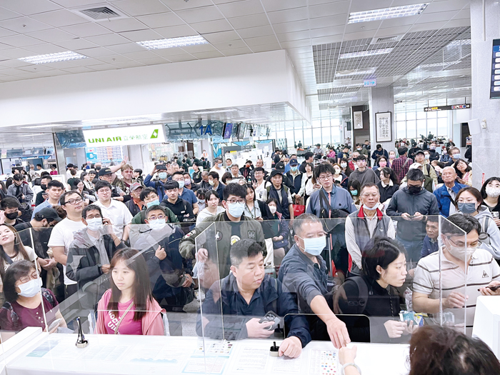 尚義機場昨日下午順利開場，旅客們擠滿候補櫃檯，等待唱名叫號。（高凡淳攝）