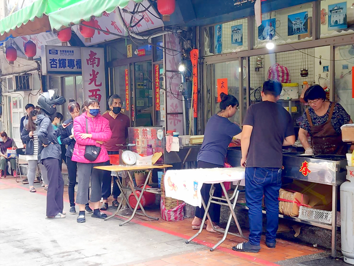 清明吃春捲,民眾起早排隊買春捲皮。(許峻魁攝)