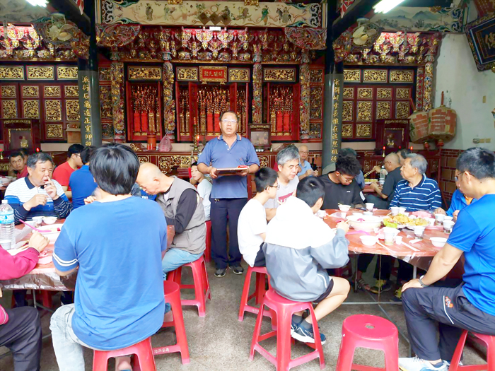 清明日，安美村許氏宗親會在安岐許氏家廟舉辦祭祖「吃頭」，宗親共聚家廟聯誼，討論宗務。（許加泰攝）