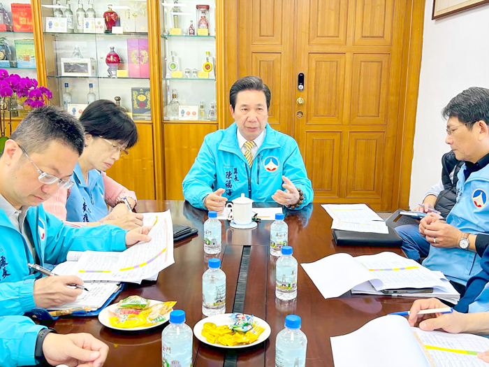 縣長陳福海邀集相關單位商討如何盤整縣內閒置的房舍空間加以活化,達到資源有效再利用。(縣府提供)