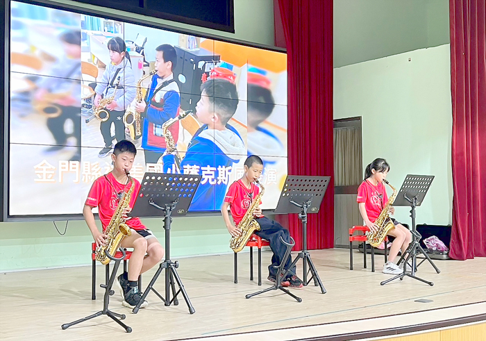 述美國小辦理兒童節活動,安排薩克斯風社演出。(述美國小提供)