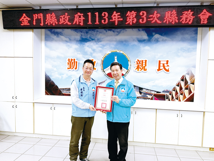 內政部辦理「112年建造執照與雜項執照相關管理業務推動情形考核」及「112年建築物施工管理業務考核」,金門縣政府雙雙榮獲特優第一的成績,由縣府建設處長黃儒新獻獎給縣長陳福海。(陳冠霖攝)