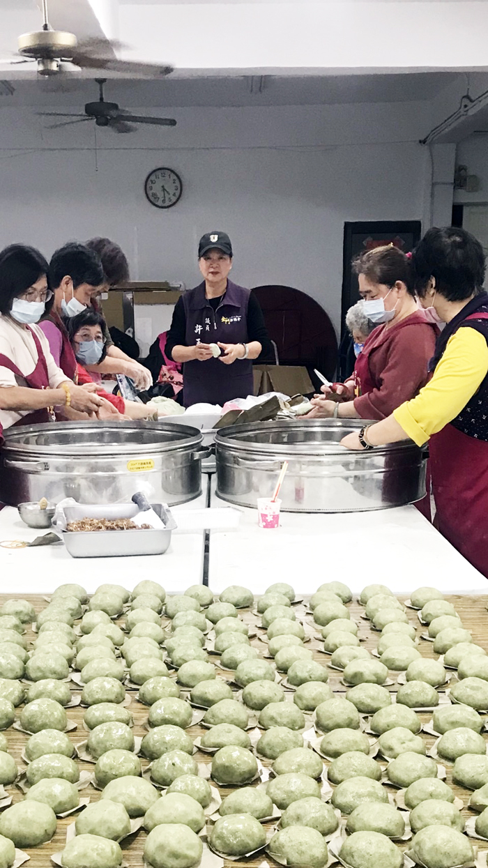 許玉昭帶領青溪姐妹推展食農教育。（高凡淳攝）