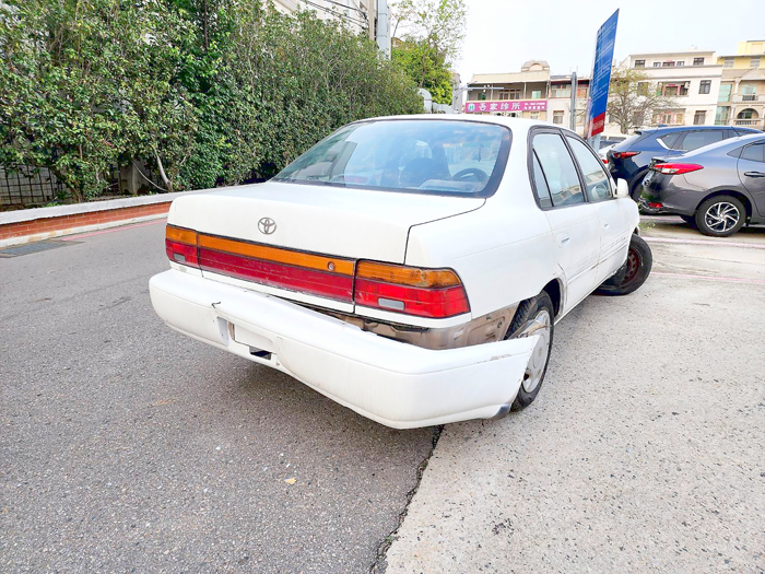 酒駕連環撞，造成四部車輛受損。（許峻魁攝）