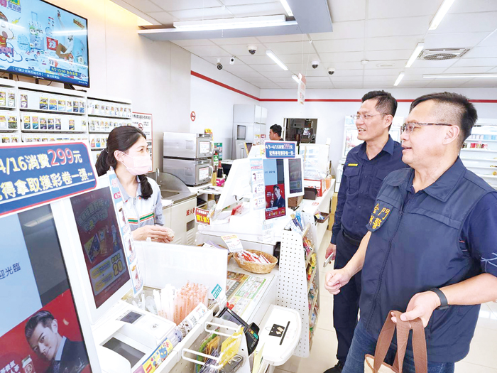 金湖分局分局長楊志源親率偵查隊員前往分局轄內各超商宣導阻詐技巧。(湖警提供)