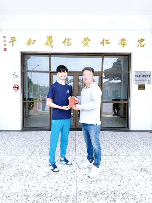 射擊委員會主委李光杏致贈程儀並頒發個人獎學金，嘉勉第44屆青年盃射擊錦標賽高男10公尺空氣手槍個人銅牌得主魏謙。
（射擊運動委員會提供）
