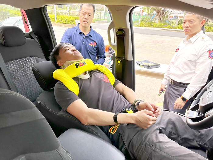 新竹市陳美枝女士捐贈「救援脫困索」予本縣消防局5處消防分隊車禍救助用。（消防局提供）