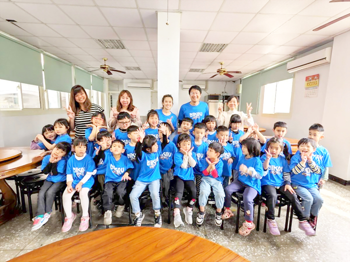 副會長洪佳琳贈送衣服給幼兒園小朋友。（西口國小提供）