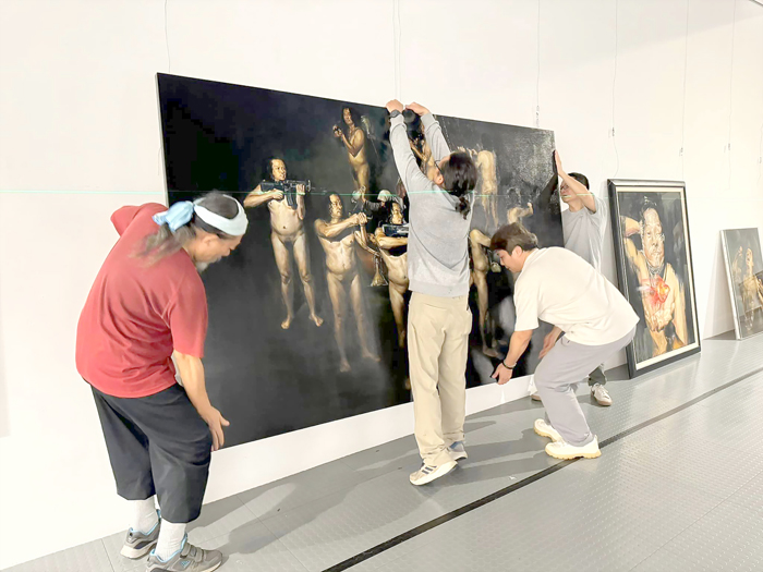 前駐縣藝術家鄒佳哲，目前在新竹縣美術館舉辦「幽禁的靈魂」創作個展。（金門縣文化局提供）