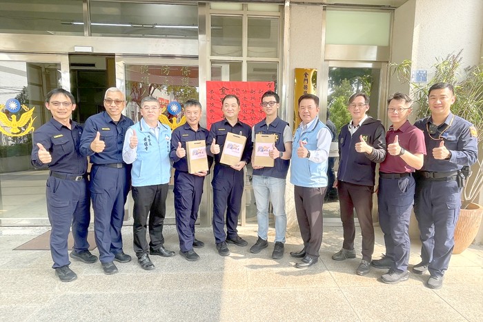同仁錄取警正班、警佐班,縣警局長前往嘉勉。
(縣警局提供)