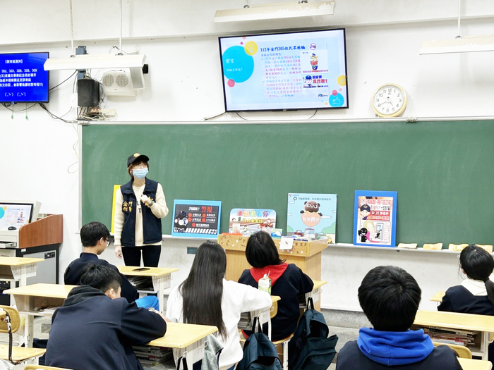 金城分局派員前往金門高中辦理反詐騙宣導。(金城分局提供)