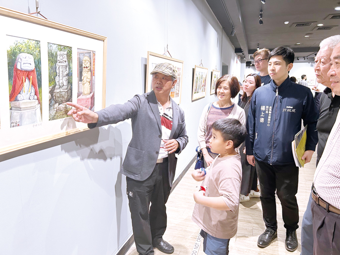 「楊天澤70與風獅爺的原鄉情濃個展」昨日在文化局展覽廳展出:楊天澤夫婦介紹作品。(許加泰攝)