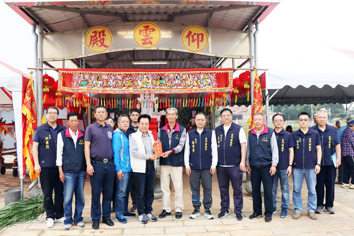 議長洪允典率團隊至金城鎮官裡仰雲殿參拜祈福。(議會提供)
