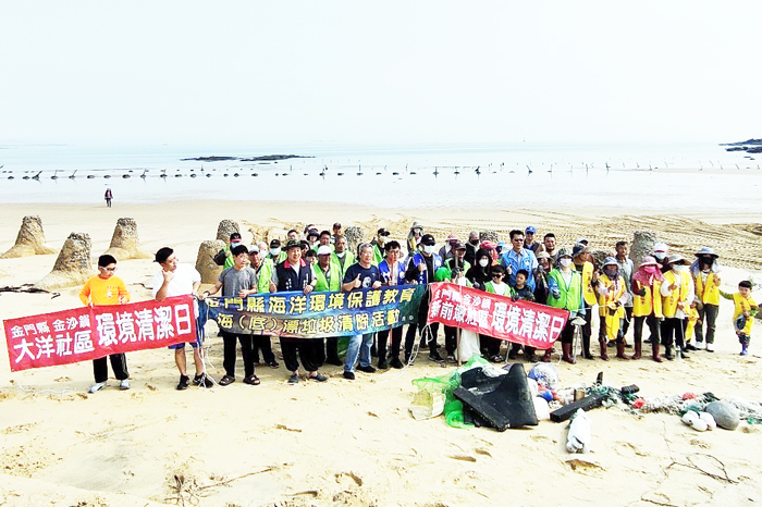 金門縣環保局結合田浦大地社區、大洋社區及新前墩社區志工辦理二場次的海漂垃圾清除活動。(環保局提供)