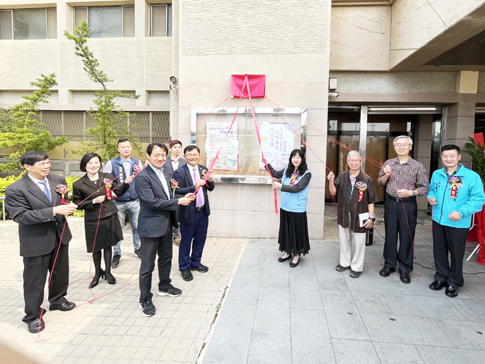 清華金門社區大學昨在行政院金馬聯合服務中心舉行開學典禮暨揭牌,金馬聯合服務中心執行長楊上德、金門縣政府教育處長孫麗琪等貴賓到場共襄盛舉。(莊煥寧攝)