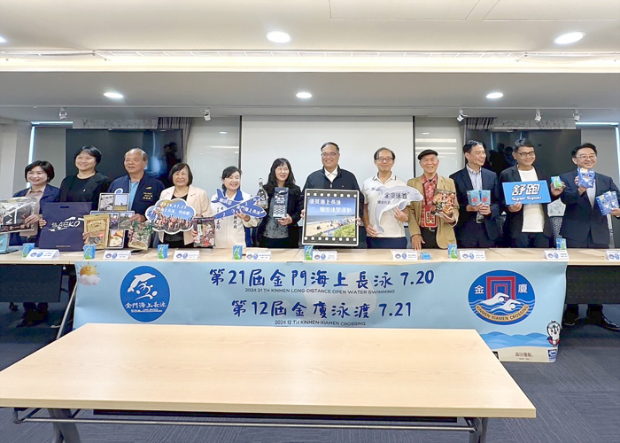 金門海上長泳暨金廈泳渡-台北場新聞發布會宣傳及合影。(教育處提供)