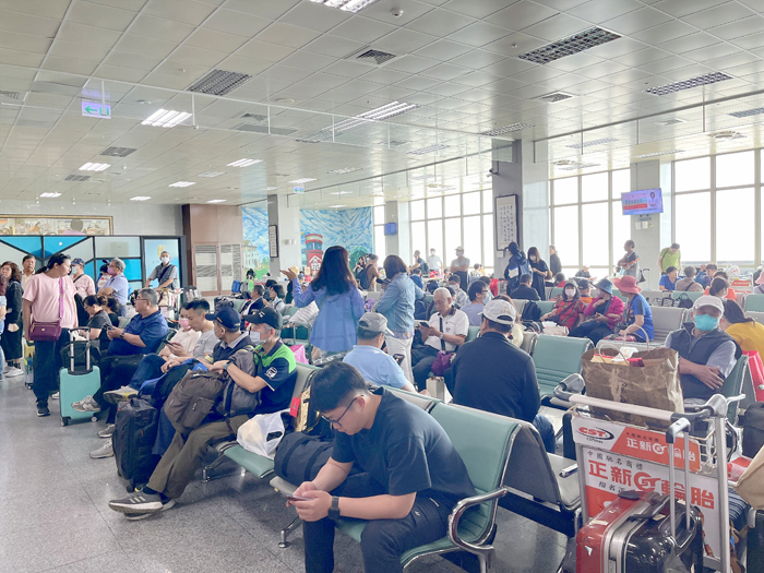 尚義機場受到濃霧影響，台金航線多架次班機取消，滯留旅客於機場大廳等候。（高凡淳攝）