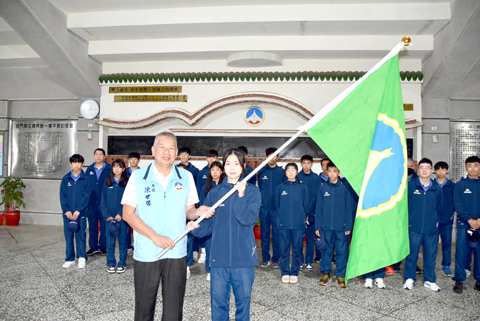 全國中等學校運動會將於4月20日至25日在臺北市盛大舉行，縣府參議陳世保昨日代表縣長陳福海為金門代表隊授旗。（李增汪攝）