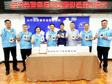 「伯悅有限公司」捐贈微型攝影機給海巡隊和縣警局(圖)。(海巡隊、縣警局提供)