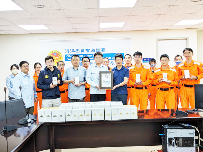 「伯悅有限公司」捐贈微型攝影機給海巡隊(圖)和縣警局。(海巡隊、縣警局提供)