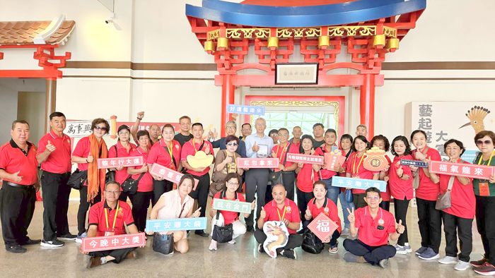 吉膽金浯江會館鄉僑一行39人,前往金門歷史民俗博物館參觀。(文化園區管理所提供)