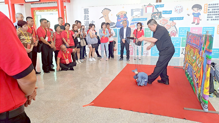 吉膽金浯江會館鄉僑一行39人,前往金門歷史民俗博物館參觀。(文化園區管理所提供)