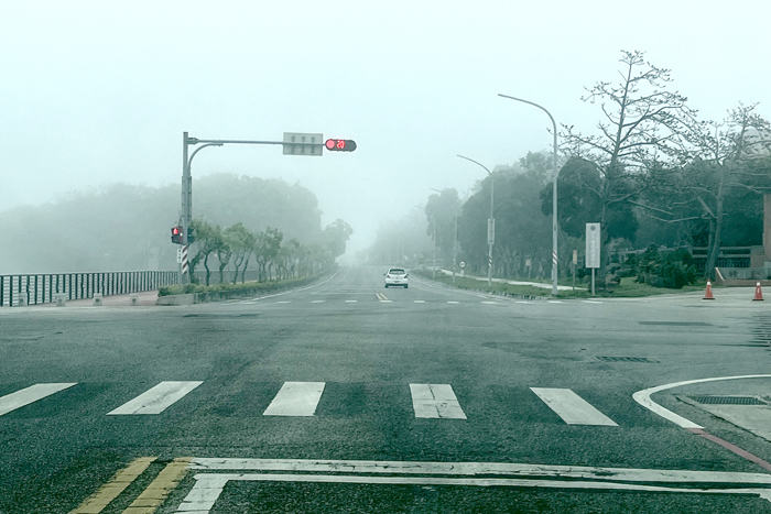 濃霧行車，縣警局提醒駕駛人減速慢行、保持距離，善用燈光，有效示警，也不隨意變換車道，確保行車安全。（莊煥寧攝）