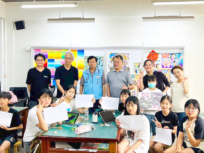 金門縣文化局駐縣藝術家譚行健,指導多年國小學生生態版畫創作。
(文化局提供)