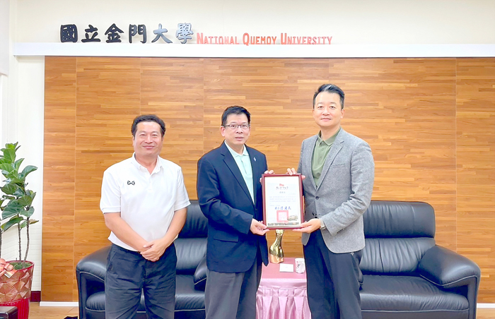 廈門銀行總行台商金融部總經理王汝民拜訪金大校長陳建民洽談實習方案。(金大提供)
