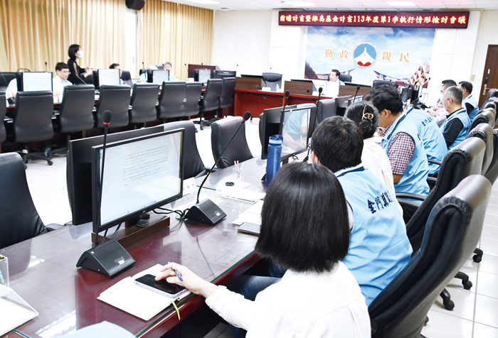 金門縣長陳福海主持縣府前瞻基礎建設計畫暨離島建設基金補助計畫一一三年度第一季執行情形檢討會議。(楊水詠攝)