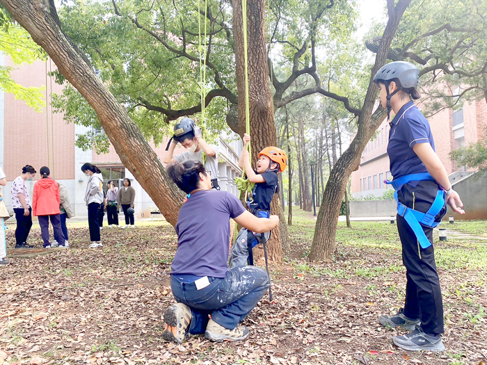 金門大學敏捷攀樹社在金大校園華僑五樟舉辦首場的攀樹體驗活動,大、小朋友體驗攀樹,親近自然。(金大提供)