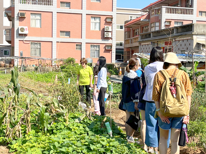 四埔社區發展協會總幹事黃美玲帶領參與者進行「四埔社區綠園巡禮」，深入體驗從土地到餐桌的過程。（高凡淳攝）