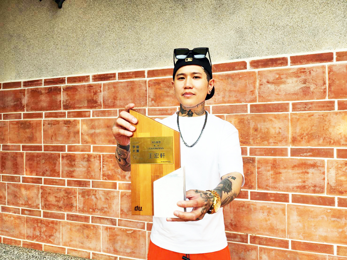 王宏軒參加今年宇宙大賞髮型設計大賽,在男生髮型組中奪得第一名佳績。(許峻魁攝)