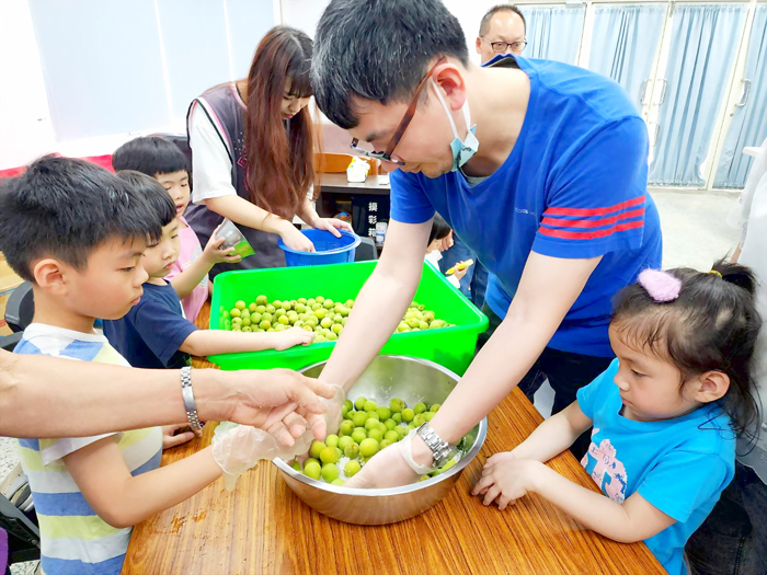 親子一起體驗製作脆梅。（許峻魁攝）