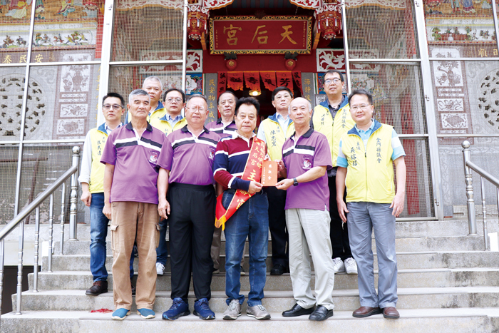 議長洪允典領銜至上庫天后宮祈福。(議會提供)
