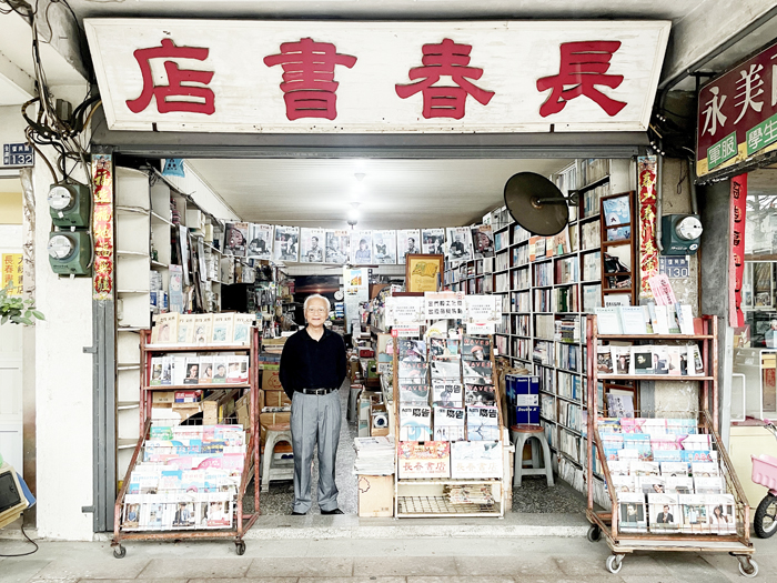 作家陳長慶與長春書店。（金管處提供）