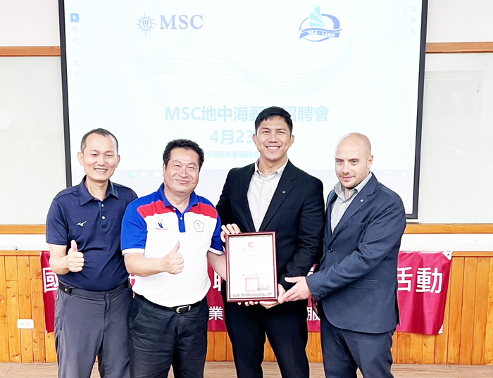 MSC地中海郵輪公司在金門大學舉辦一場學生實習及就業宣講會,金大董燊教授(左二)代表學校感謝MSC招聘經理MR RYAN及Ernesto分享專業。(金大提供)