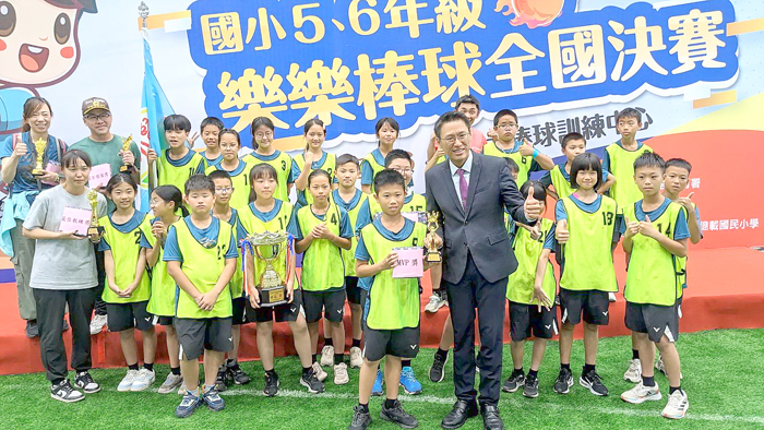 賢庵國小參加在台南市亞太國際棒球訓練中心開打的全國賽，再度榮獲樂樂棒球賽五年級組全國冠軍。（賢庵國小提供）