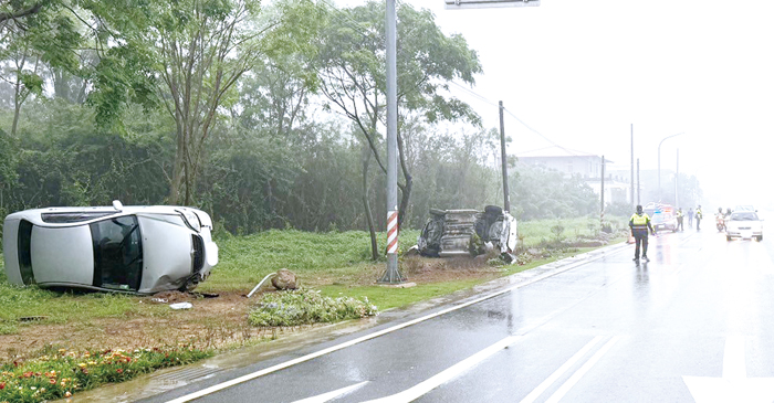 環島北路、高陽路口附近，兩輛自小客翻車。（金湖分局提供）