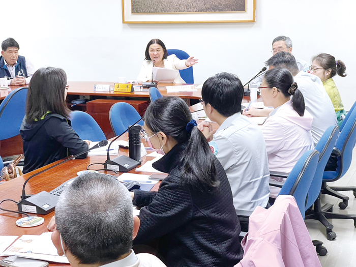 民宿、賣店盼國家公園緩收、減租，立委陳玉珍召開協調會。
（陳玉珍辦公室提供）